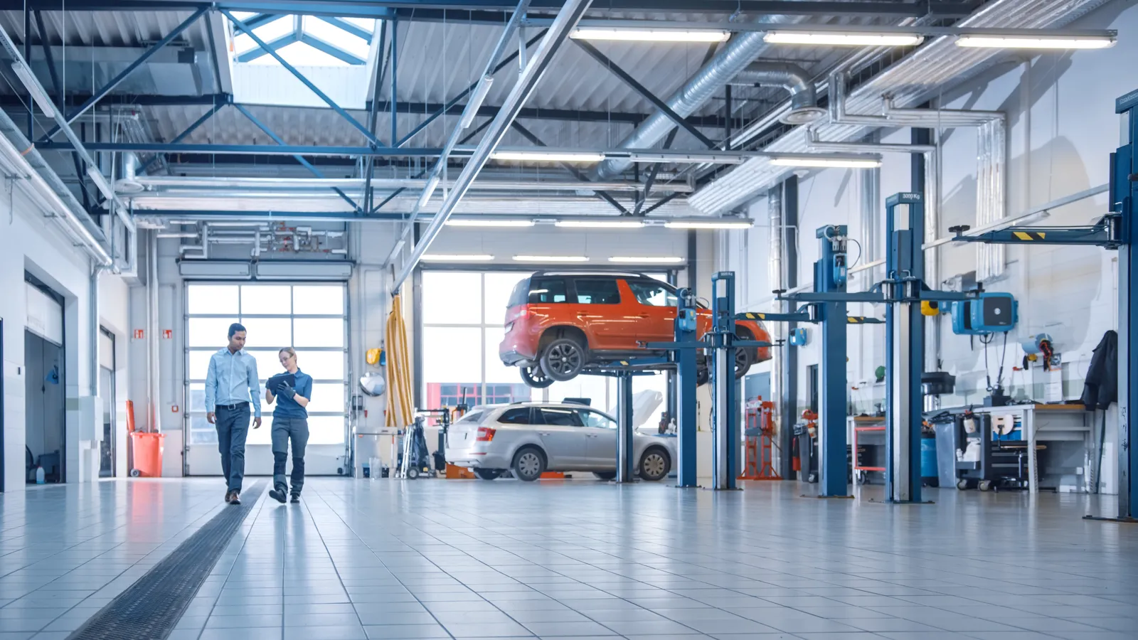 Koparan Oto Elektrik Mezitli şubesi dış cephesi — VARTA tabelalı servis binası ve önünde araçlar